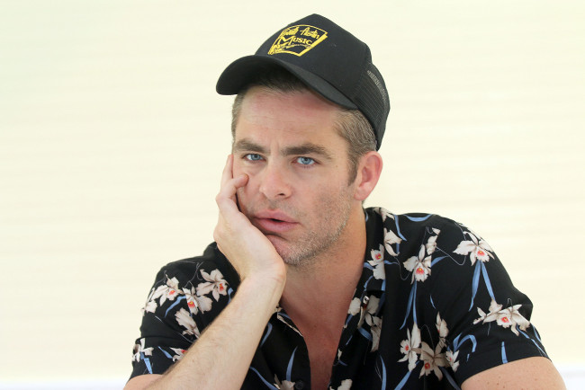 Обои картинки фото мужчины, chris pine, актер, кепка, рубашка