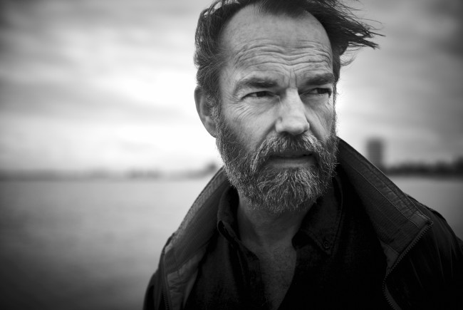 Обои картинки фото hugo weaving, мужчины, актер, лицо, ветер, куртка