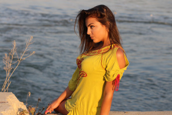 Картинка девушки -+брюнетки +шатенки шатенка футболка озеро