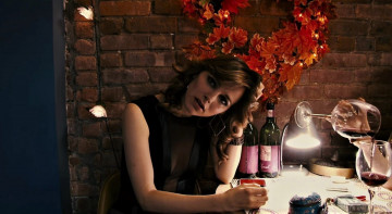 Картинка девушки -+брюнетки +шатенки кафе бутылки бокалы русая венок