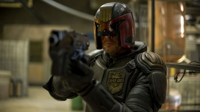 Обои картинки фото dredd , 2012, кино фильмы, -unknown , другое, судья, дредд, карл, урбан, фантастика, боевик, криминал, фильмы, оружие, шлем, мужчины, кадры, из, фильмов