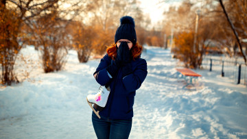 обоя девушки, - рыжеволосые и разноцветные, рыжая, шапка, перчатки, куртка, коньки, джинсы, снег, деревья