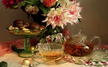 обоя еда, напитки,  чай, конфеты, печенье, чай, букет, георгины