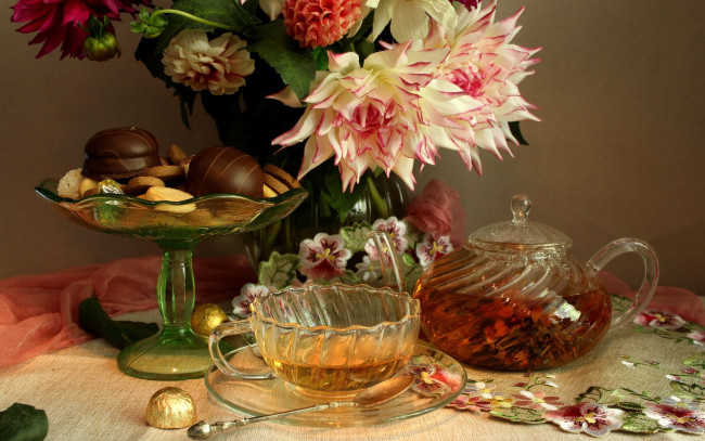 Обои картинки фото еда, напитки,  чай, конфеты, печенье, чай, букет, георгины