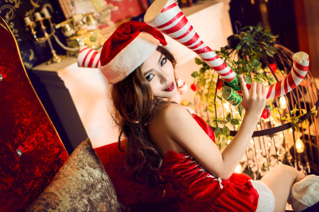 Обои картинки фото девушки, - снегурочки, снегурочка, шатенка, азиатка, костюм, шапка, платье, клетка