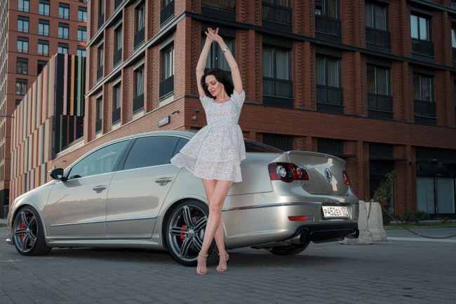 Обои картинки фото девушка и авто, автомобили, -авто с девушками, девушка, женщина, брюнетка, темноволосая, сексуальная, модель, звезда, позирует, разная, обувь, верхняя, стильная, одежда, нижнее, эротическое, бельё, трусы, лифчик, колготки, чулки, аксессуары, макияж, и, множество, элементов, на, фотографии