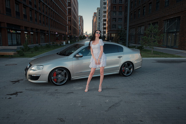 Обои картинки фото девушка и авто, автомобили, -авто с девушками, девушка, женщина, брюнетка, темноволосая, сексуальная, модель, звезда, позирует, разная, обувь, верхняя, стильная, одежда, нижнее, эротическое, бельё, трусы, лифчик, колготки, чулки, аксессуары, макияж, и, множество, элементов, на, фотографии