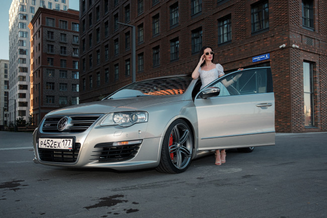 Обои картинки фото девушка и авто, автомобили, -авто с девушками, девушка, женщина, брюнетка, темноволосая, сексуальная, модель, звезда, позирует, разная, обувь, верхняя, стильная, одежда, нижнее, эротическое, бельё, трусы, лифчик, колготки, чулки, аксессуары, макияж, и, множество, элементов, на, фотографии