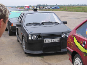 Картинка автомобили выставки уличные фото