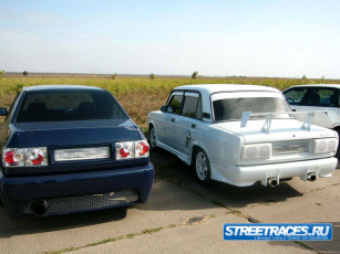 Картинка автомобили выставки уличные фото