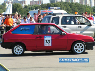 Картинка автомобили выставки уличные фото