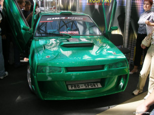 Картинка автомобили выставки уличные фото