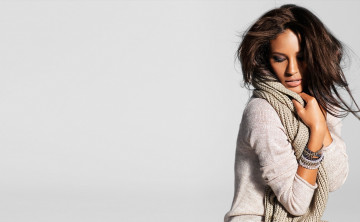 Картинка Emanuela+de+Paula девушки    брюнетка волосы шарф светлый фон