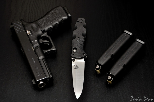 Обои картинки фото оружие, магазин, нож, пистолет