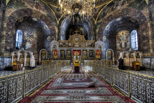 Обои картинки фото киево, печерская, лавра, интерьер, убранство, роспись, храма, ковры, иконостас, люстра