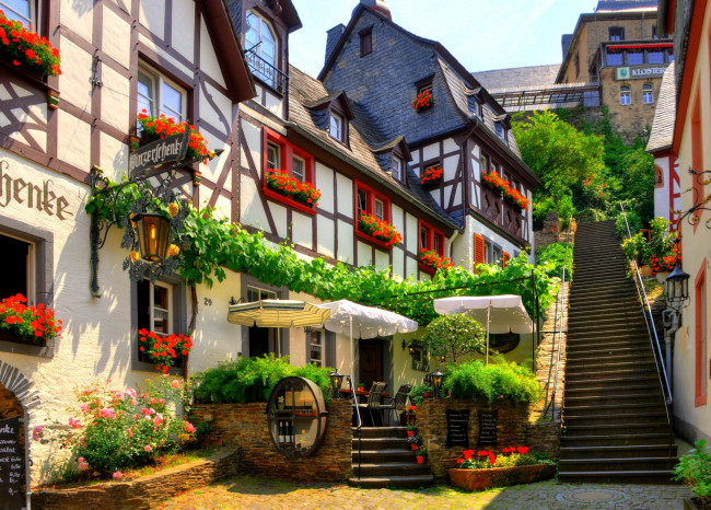 Обои картинки фото города, улицы, площади, набережные, дома, цветы, кафе, лестница