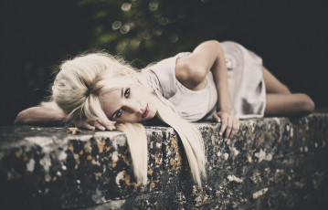 Картинка Leslie+Grillot девушки камни