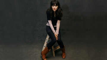 обоя Zooey Deschanel, девушки, стул, взгляд