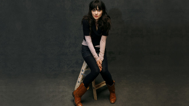 Обои картинки фото Zooey Deschanel, девушки, стул, взгляд