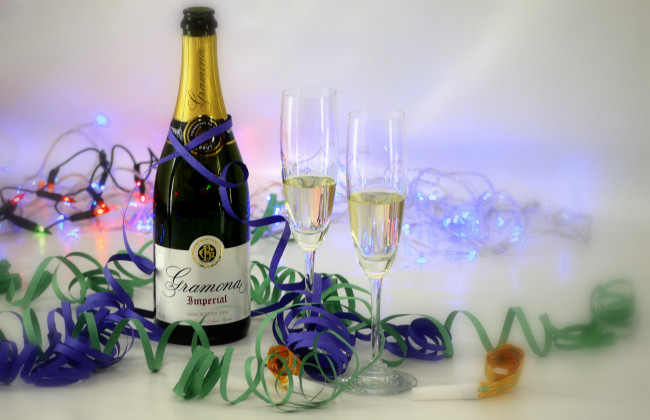 Обои картинки фото еда, напитки, вино, бокалы, шампанское, серпантин