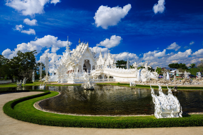 Обои картинки фото wat, rong, khun, the, white, temple, in, chiang, rai, thailand, города, буддистские, другие, храмы, таиланд, храм, пруд