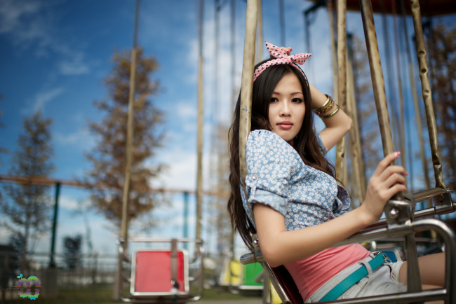 Обои картинки фото Jy Grace, девушки, азиатка, качели, карусель