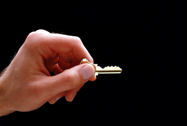 Обои картинки фото разное, руки, ключ, рука