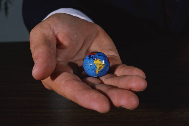 Обои картинки фото разное, руки, ладонь, рука, глобус