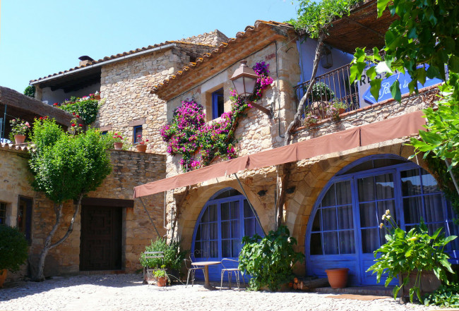 Обои картинки фото испания, каталония, форальяк, города, здания, дома, цветы, дом