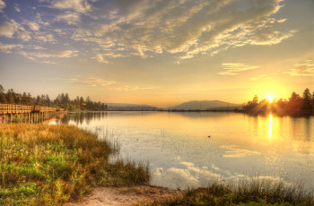 Картинка природа восходы закаты солнце свет горы мостик горизонт река утро