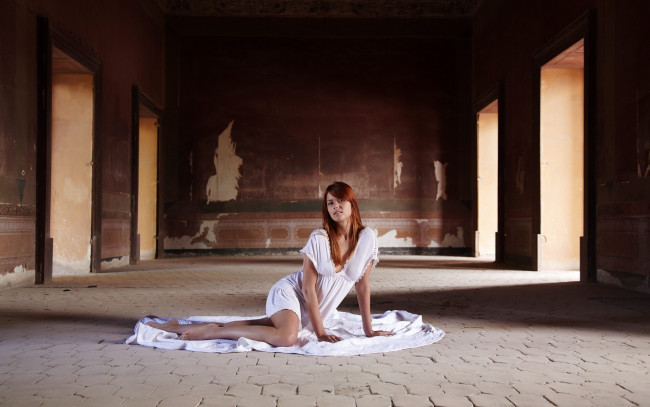 Обои картинки фото девушки, kamila hermanova, стены