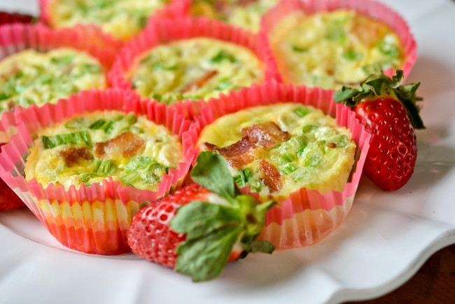 Обои картинки фото muffin-cup souffles, еда, пирожные,  кексы,  печенье, кексы, закуска, клубника