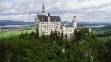 Картинка города замок+нойшванштайн+ германия замок панорама башни деревья скала