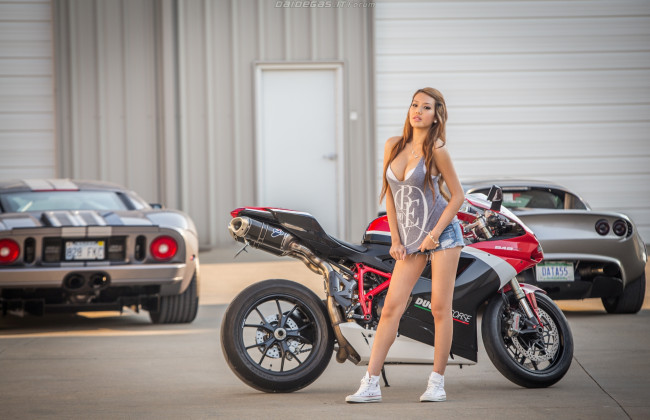 Обои картинки фото мотоциклы, мото с девушкой, ducati