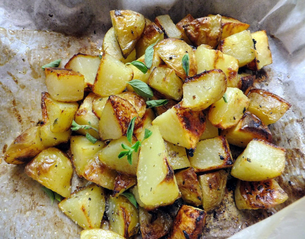 Обои картинки фото еда, картофель, ломтики, зелень