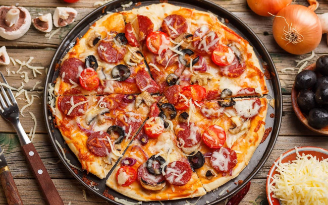 Обои картинки фото еда, пицца, колбаса, сыр