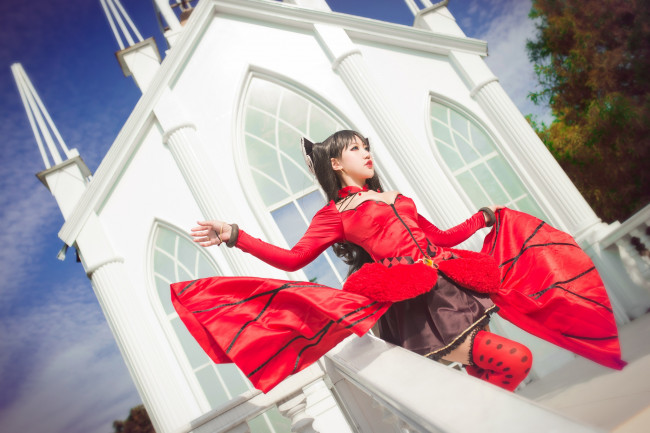 Обои картинки фото разное, cosplay , косплей, подол, голубой, фон, азиатка, прогулка, наряд, образ, арки, костюм, руки, окна, замок, движение, стиль, поза, красный, девушка, взгляд, небо, белый