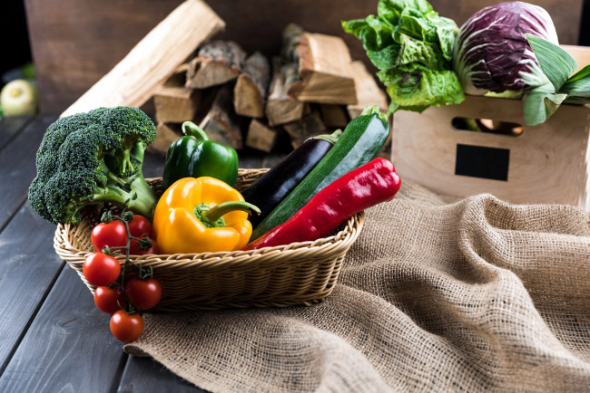 Обои картинки фото еда, овощи, цуккини, баклажан, помидоры, перец, брокколи, томаты