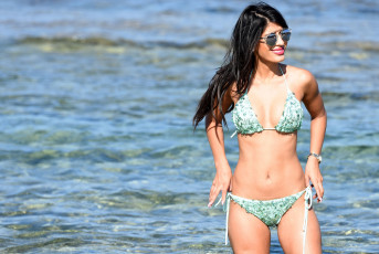 Картинка jasmin+walia девушки модель девушка очки певица вода бикини поза купальник макияж стройная море jasmin walia красотка брюнетка