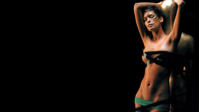 Обои картинки фото девушки, fernanda lessa, статуя, пленка, брюнетка, трусики