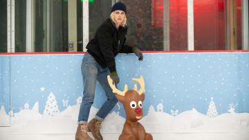 Картинка happiest+season+ +2021+ кино+фильмы happiest+season cамый счастливый сезон постер драма мелодрама комедия сша канада кристен стюарт kristen stewart