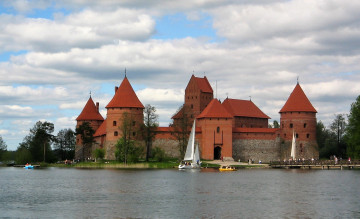 Картинка города тракайский+замок+ литва тракай замок яхта люди