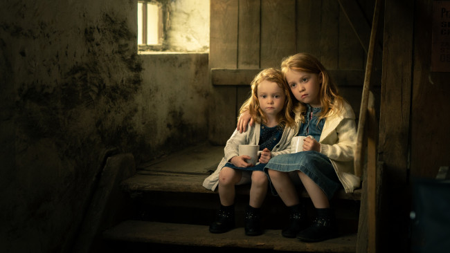 Обои картинки фото разное, дети, девочки, чашки, дом, ступени