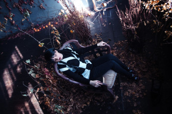 Картинка девушки kirdjava костюм образ косы книга кресло листья