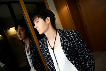 Картинка мужчины wang+yi+bo актер пиджак ожерелье окно