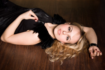 Картинка девушка+-+girl девушки -+блондинки +светловолосые девушка женщина блондинка светловолосая сексуальная модель звезда позирует разная обувь верхняя стильная одежда нижнее эротическое бельё трусы лифчик колготки чулки аксессуары макияж и множество элементов на фотографии виктория шабатько