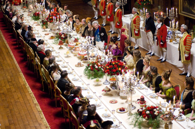 Обои картинки фото кино фильмы, the young victoria, пир, люди, столы, еда, слуги, свечи