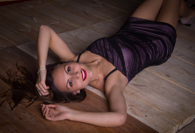 Обои картинки фото девушка - girl, девушки, - брюнетки,  шатенки, девушка, женщина, брюнетка, темноволосая, сексуальная, модель, звезда, позирует, разная, обувь, верхняя, стильная, одежда, нижнее, эротическое, бельё, трусы, лифчик, колготки, чулки, аксессуары, макияж, и, множество, элементов, на, фотографии