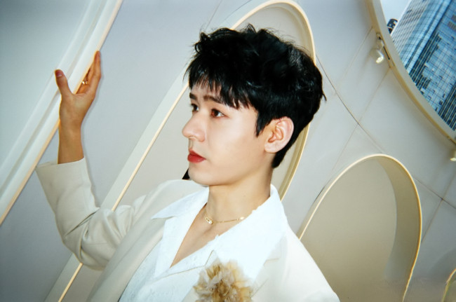 Обои картинки фото мужчины, gong jun | simon gong, актер, пиджак, город, здания, арки