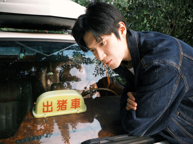 Обои картинки фото мужчины, liu haikuan, актер, куртка, машина, капот